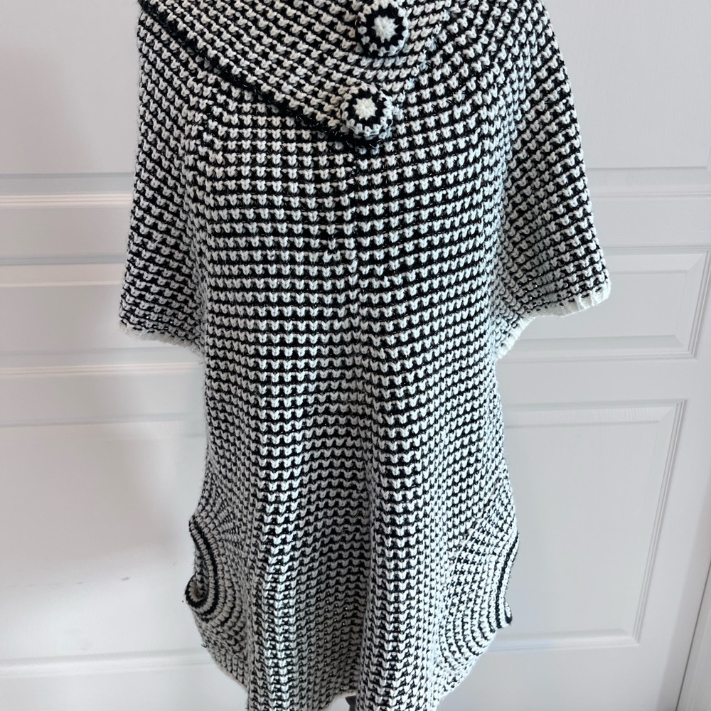 Shoreline Knit Asymmetrical Button Collar Accent Tunic Sweater S M B&W Boho